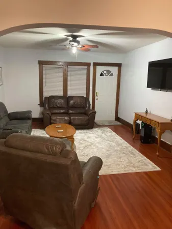 Charming 2-bedroom house with WiFi, AC in delightful La Crosse