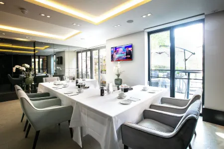 One Warwick Park Hotel