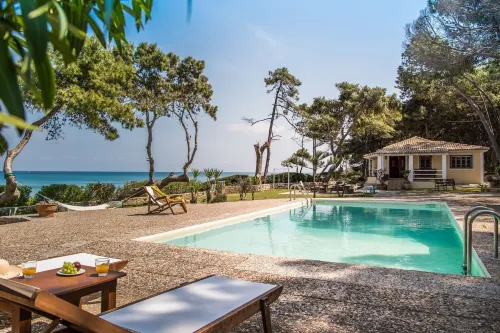 Azzuro Beach House - on the Beach & Private Pool, by ZanteWize