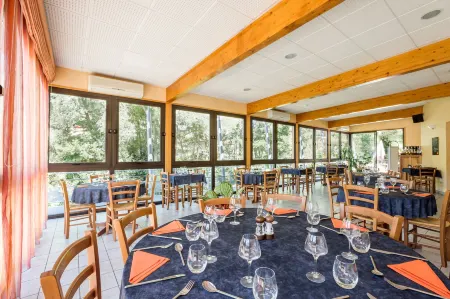 Logis Hotel Restaurant Auberge les Rives de l'Arzon Отели в г. Сен-Венсан