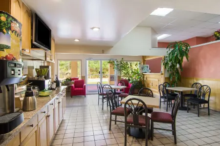 Americas Best Value Inn Darien Отели рядом с достопримечательностью «Дариен Ривер Уотерфронт Парк & Докс»