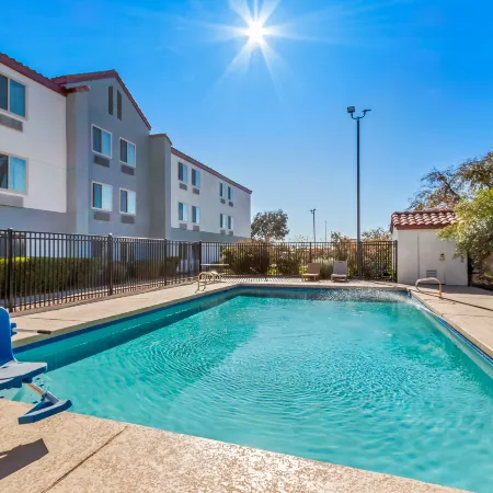 Red Roof Inn Phoenix North -  I-17 at Bell Rd Отели рядом с достопримечательностью «Норт-Маунтин»