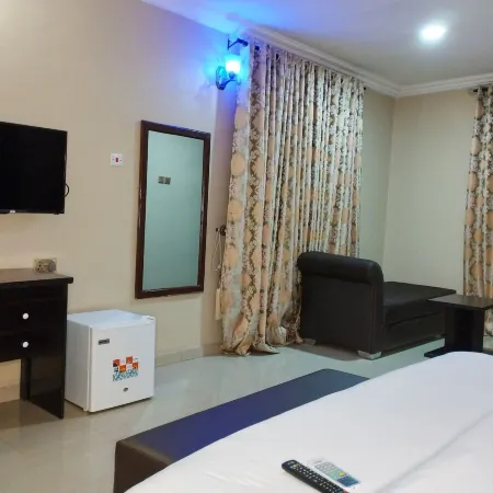 Breakfort Hotel and Suites