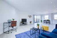 Hybrid Resi - Uxbridge with onsite car parking, near London Heathrow Airport