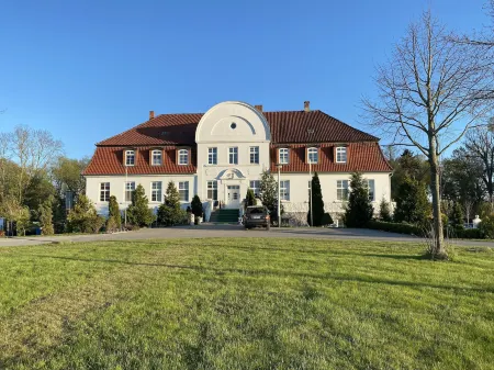 Jagdschloss Lalendorf Отели в г. Кус
