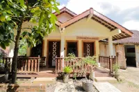 Penginapan widodo syariah.fasilitas Ac,air panas,Tv dan wi.parkir luas luar dan dalam.1 kamar standar dan 2 kamar family. Hotel di Kembanglimus