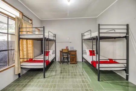 RedDoorz Hostel Near Adisucipto Airport Yogyakarta Отели рядом с достопримечательностью «Sari Temple»