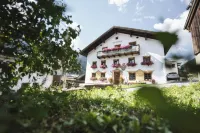 Pension der Steinbock - Das 300 Jahre Alte Bauernhaus - Tirol فنادق في Holzgau