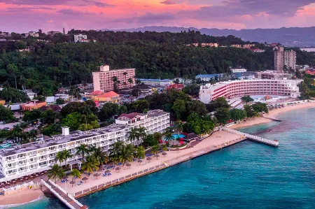 Grand Decameron Montego Beach, A Trademark All Inclusive