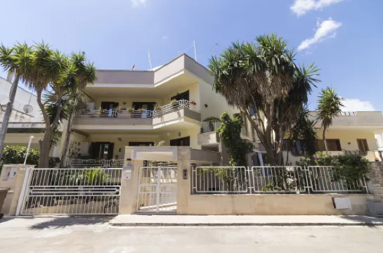 ลักเชอรี่ บีแอนด์บี