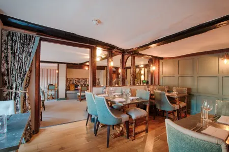 The Saracens Head Hotel Отели в г. Dunmow