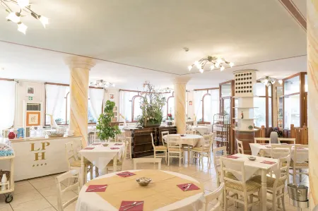 Lola Piccolo Hotel e Appartamenti Отели рядом с достопримечательностью «Cieloverde Camping Village Marina di Grosseto (GR)»