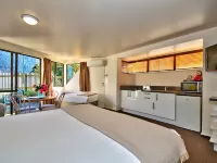 Melbourne Lodge Hotels near Moa Statue