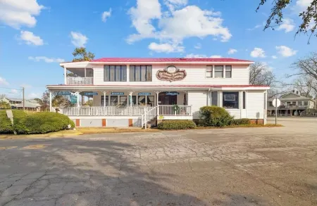 Harborview! Sleeps up to 10. Spa and beside The Bean!