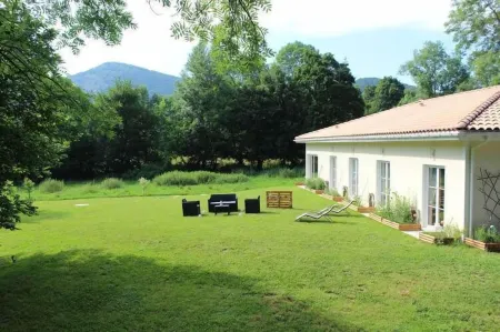 Du Coté de Lacoume Отели в г. Гурдан-Полиньян