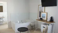 You & CO. Saler Beach Boutique - Hot Tub