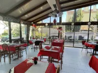 Hotel les Cigalons Hotels near La Capsule