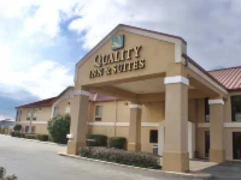 Quality Inn & Suites Pine Bluff Hotels in Pine Bluff