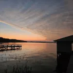 Newly renovated lakehouse sleeps 7 with boathouse, fenced yard and kayaks Hotels in Union Parish