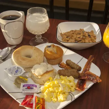 Days Inn & Suites by Wyndham Laredo