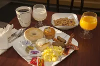 Days Inn & Suites by Wyndham Laredo