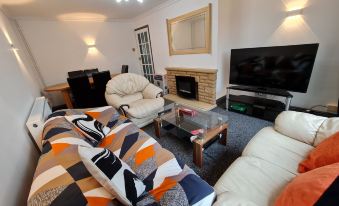 Bristol 2-Bed Bungalow Sleeps 4 Parking