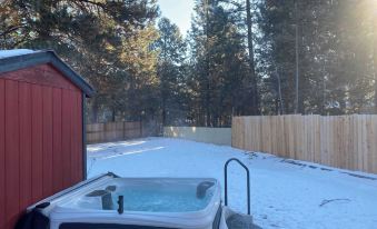 Quiet River Bend Cabin by AvantStay 35 Mins to Mt Bachelor 10 Mins to Town Centre Hot Tub