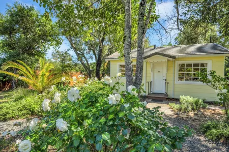 Grapevine Cottage by Avantstay Hobby Vineyard + Firepit
