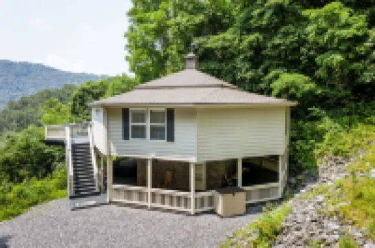 Luxe Retreat with Panoramic Views, Hot Tub & Sauna, mins to Hatley Point