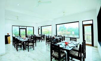Rang Bhawan Inn- A Lake View Hotel