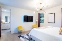 Private Mini Golf and Covered Fireplace Lounge - Bungalow