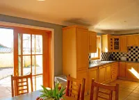 Dingle Town Holiday Home by Trident Holiday Homes Hotels in Dingle
