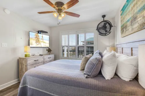 Lagoon Landing 202- Beautifully Decorated Condo With Balcony Pool Steps to Beach Lagoon