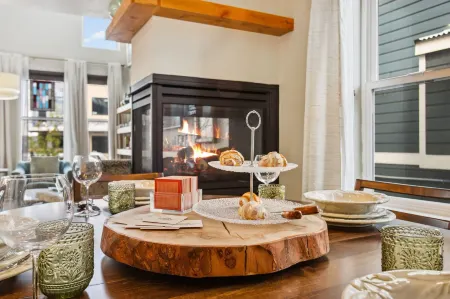 Decked Out Sunset Views, Fire Pit & Fenced Yard