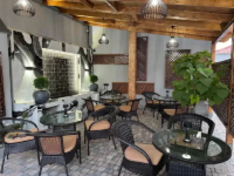 럭스 플라자 호텔, EVN 즈바르트노츠 공항 근처  호텔