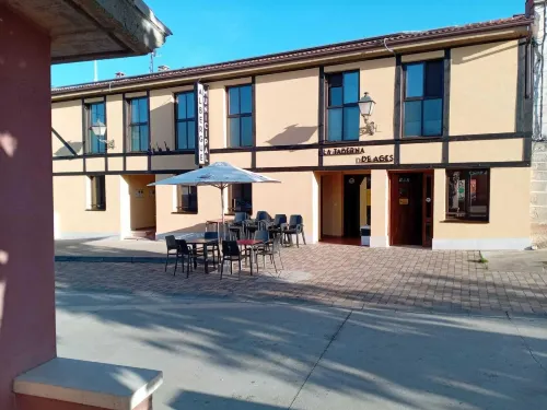 Albergue Municipal de Agés Hotels in Villambistia