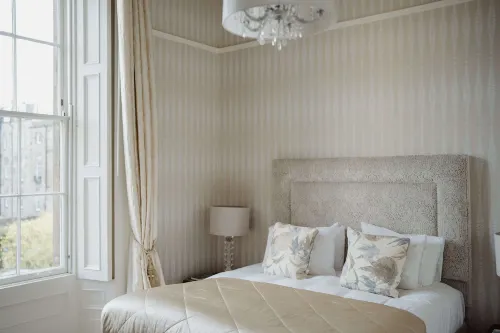 Prestigious Townhouse Close to Princes Street