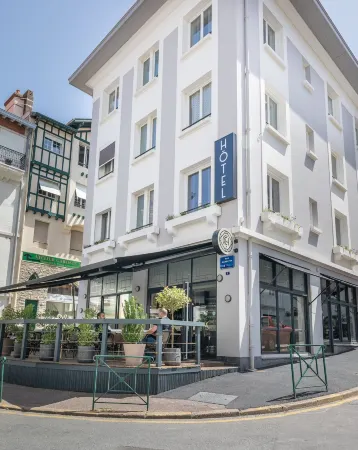 Hôtel Cosmopolitain Отели рядом с достопримечательностью «Port des pêcheurs à Biarritz»