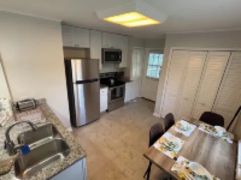 2 Bedroom, 1 Bath, Remodeled 1945 Cottage, 1000sq.ft. Two New Lux King Size Beds