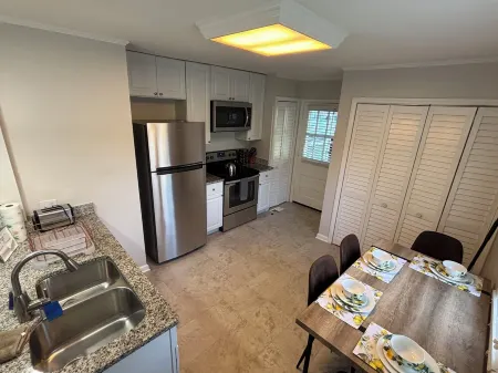 2 Bedroom, 1 Bath, Remodeled 1945 Cottage, 1000sq.ft. Two New Lux King Size Beds