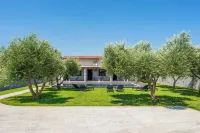 Eightyfour Living with Private Pool Hotels in Nerokoúros
