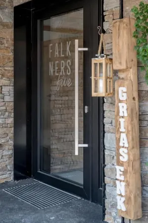 Falkners Five Отели рядом с достопримечательностью «Talstation Ochsengarten»