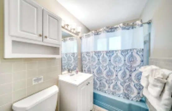 Beach Unit! Walk To Beach & Restaurants / Shops!