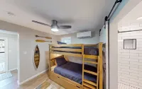 Comfortable, newly remodeled modern 2 bedroom cabin located on Lake Hamilton.