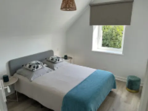 Charm in the heart of the village: house with sunny garden close to the sea Hotels in Arradon