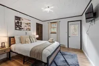 NEW! Woodland Retreat - Hot tub/Game Room/Firepit