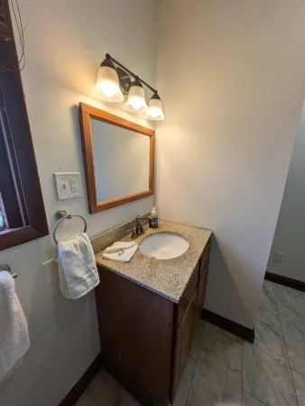 River View 1-bedroom house with WiFi Close to Downtown & Stadiums