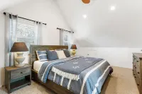 Jetty Lighthouse/Hot Tub/Walk to Beach/Sleeps 10/Pets Allowed