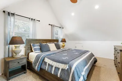 Jetty Lighthouse/Hot Tub/Walk to Beach/Sleeps 10/Pets Allowed Hotels near Brady's Oysters