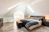 Newly Remodeled Downtown Loft – Free Parking, 5 Bds, Fully Stocked